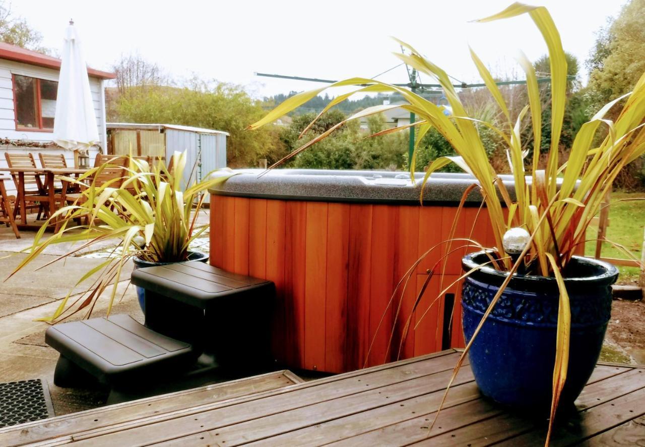 Hot Tub At Pukeko Cottage Geraldine Exteriör bild